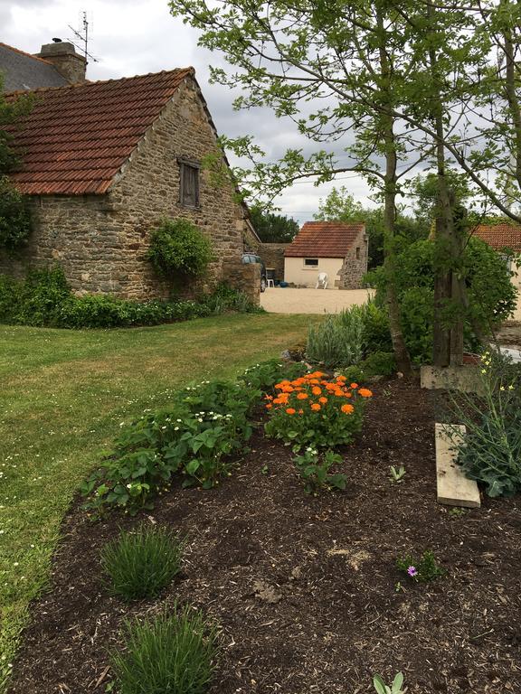 Gites Du Manoir Runan Exteriör bild